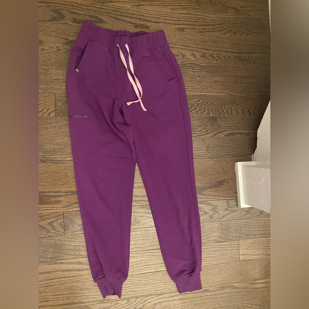 Figs high waisted purple scrub set. Pants XS, top XS